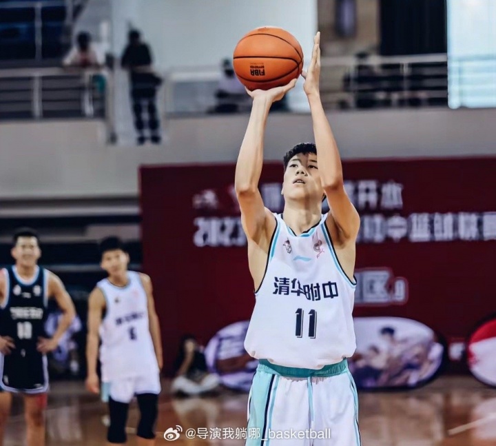 B体育-清华附中初中主力姚清源签约辽宁青年队，15岁身高已达2米03