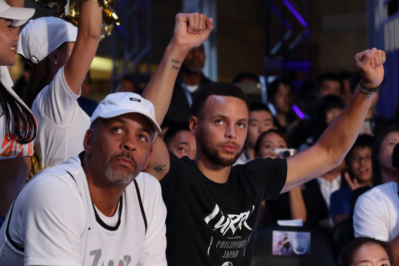 B体育官网-里程碑时刻！戴尔+斯蒂芬·库里父子总得分超科比父子 排历史第2